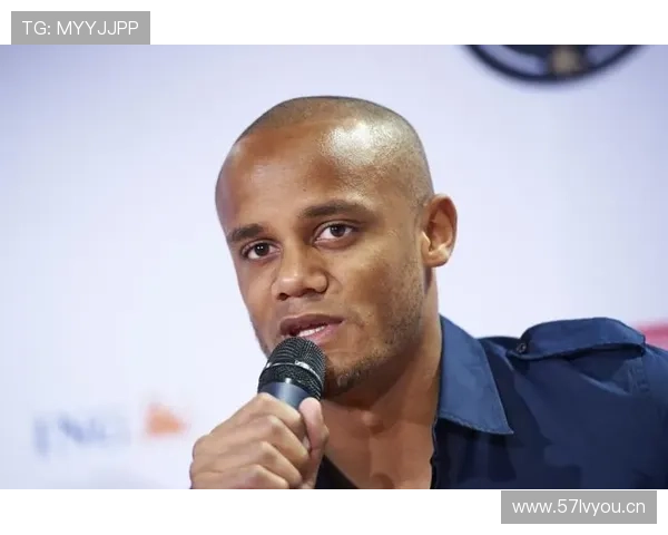 孔帕尼下班带娃逛奢侈品街，教练的严肃瞬间变成疯狂剁手爸爸，画面太魔幻