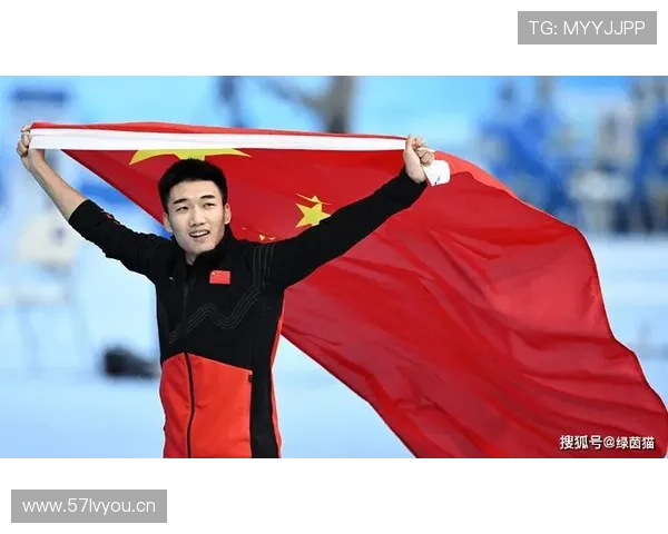 刚刷到高亭宇出街照，他背的包比我一个月工资还惹眼，心态崩了