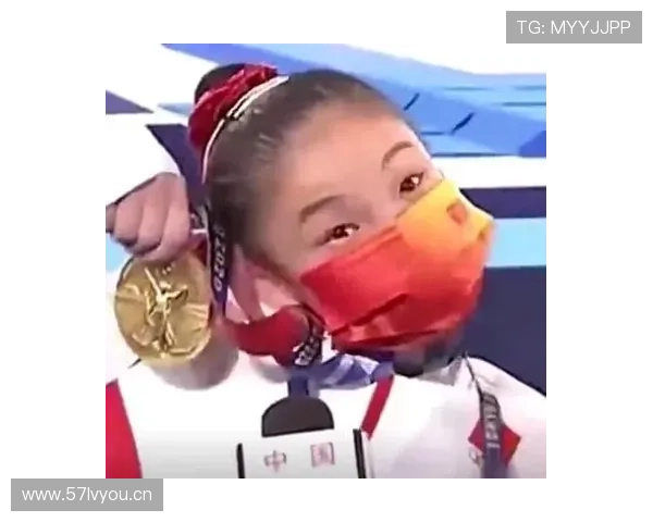 看管晨辰最新出街照，手上那个包比我整个月工资还贵，心态直接崩了