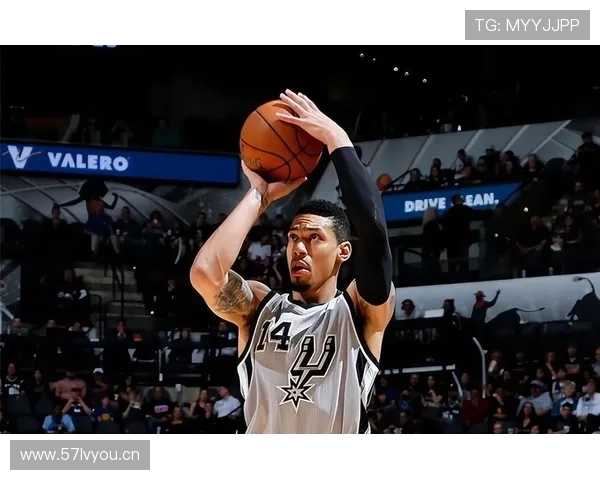 丹尼·格林无球跑动拉开空间，3D属性改变球队攻防节奏